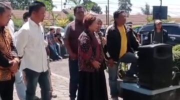 Anggota DPRD Tanah Karo, Dra. Lusia Sukatendel, Turun Langsung Suarakan Perjuangan Bersama Warga