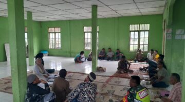 Babinsa Koramil 08/Blangpegayon Melaksanakan Komsos Dengan Toga dan Perangkat Desa di Desa Binaan