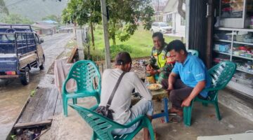 Keakraban Dengan Warga,Babinsa Koramil 05/Pining Melaksanakan Komsos Dengan Warga Desa Binaan