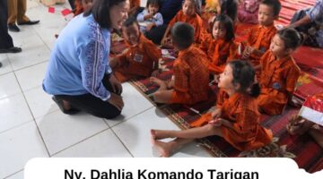 Ny. Dahlia Komando Tarigan meninjau Lomba Posyandu Desa terkait Enam Standar Pelayanan Minimal di Desa Buluh Naman