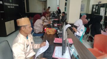 Disdukcapil Di Hut Kabupaten Takalar ke 66 Gunakan Baju Adat Dalam Melayani Masyarakat 