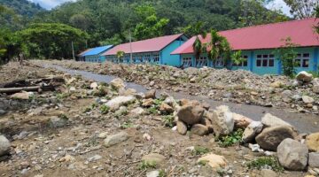 Sungai Meluap Setiap Hujan, Aktivitas Belajar di SMA Negeri 1 Pining Terancam