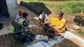 Melalui Komsos, Babinsa Berikan Motivasi Kepada Petani Kopi di Desa Binaan