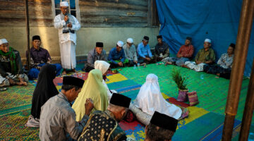 Adat Tepung Tawar dan berdoa Mengiringi Keberangkatan Haji Warga Desa Porang Ayu