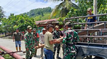 Babinsa Koramil 06/Tripe Jaya Bersama Masyarakat Bantu Petugas PLN Pasang Kabel Listrik