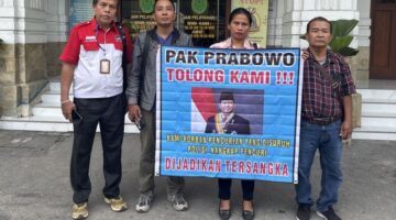 Merasa Dizalimi, Keluarga Korban Pencurian Menangis dan Bentangkan Spanduk Presiden Prabowo Usai Sidang di Pengadilan Negeri Medan
