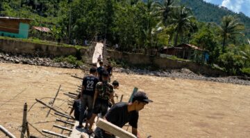 Luapan Sungai Putus Akses Kampung Tetingi, Warga Gotong Royong Bangun Jembatan Darurat Sambil Menanti Perhatian Pemerintah