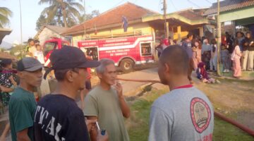 *Warga Sigap Padamkan Api, Rumah di Babakan Cikalong Wetan Terbakar Akibat Korsleting*